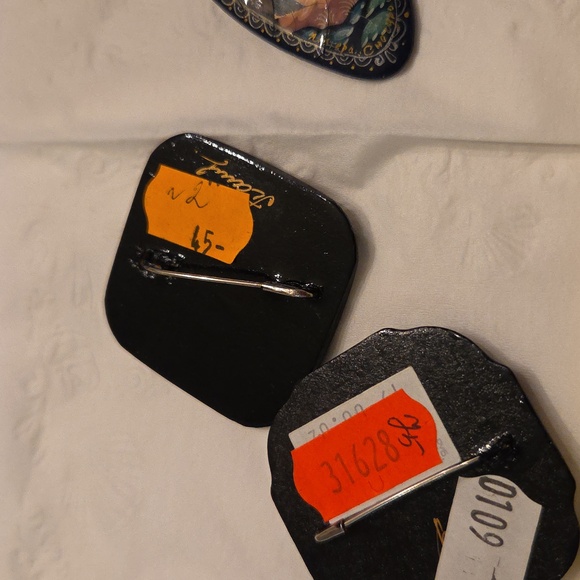 RUSSIAN Hand-Painted Floral and Scenic Brooch Set - Picture 6 of 6